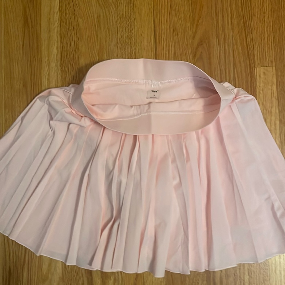 Tna tennis skirt. Size small. Pleated skirt with shorts underneath.